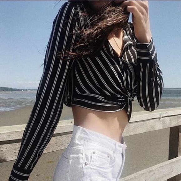 Black and white striped Crop Top - Picture 2 of 4